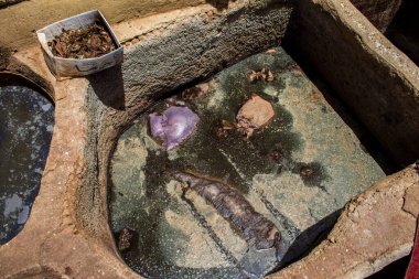 Fez, Fas - 13 Haziran 2022 Chouara Tannery, Chouara 'daki boya fıçıları Fez Medine' nin en ikonik manzaraları arasındadır. Eskiler 'in bronzlaşma ve boyama sanatı, içsel gerçekliğiyle.