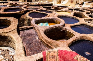Fez, Fas - 13 Haziran 2022 Chouara Tannery, Chouara 'daki boya fıçıları Fez Medine' nin en ikonik manzaraları arasındadır. Eskiler 'in bronzlaşma ve boyama sanatı, içsel gerçekliğiyle.