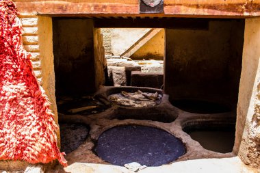 Fez, Fas - 13 Haziran 2022 Chouara Tannery, Chouara 'daki boya fıçıları Fez Medine' nin en ikonik manzaraları arasındadır. Eskiler 'in bronzlaşma ve boyama sanatı, içsel gerçekliğiyle.