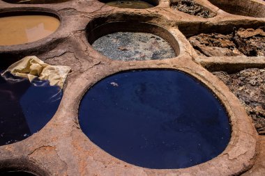 Fez, Fas - 13 Haziran 2022 Chouara Tannery, Chouara 'daki boya fıçıları Fez Medine' nin en ikonik manzaraları arasındadır. Eskiler 'in bronzlaşma ve boyama sanatı, içsel gerçekliğiyle.