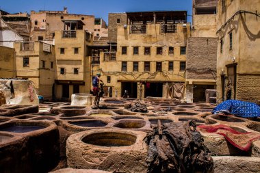 Fez, Fas - 13 Haziran 2022 Chouara Tannery, Chouara 'daki boya fıçıları Fez Medine' nin en ikonik manzaraları arasındadır. Eskiler 'in bronzlaşma ve boyama sanatı, içsel gerçekliğiyle.