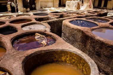 Fez, Fas - 13 Haziran 2022 Chouara Tannery, Chouara 'daki boya fıçıları Fez Medine' nin en ikonik manzaraları arasındadır. Eskiler 'in bronzlaşma ve boyama sanatı, içsel gerçekliğiyle.