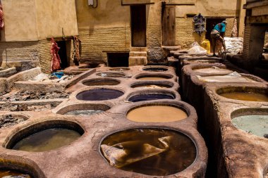 Fez, Fas - 13 Haziran 2022 Chouara Tannery, Chouara 'daki boya fıçıları Fez Medine' nin en ikonik manzaraları arasındadır. Eskiler 'in bronzlaşma ve boyama sanatı, içsel gerçekliğiyle.