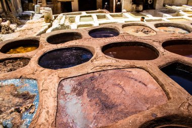 Fez, Fas - 13 Haziran 2022 Chouara Tannery, Chouara 'daki boya fıçıları Fez Medine' nin en ikonik manzaraları arasındadır. Eskiler 'in bronzlaşma ve boyama sanatı, içsel gerçekliğiyle.