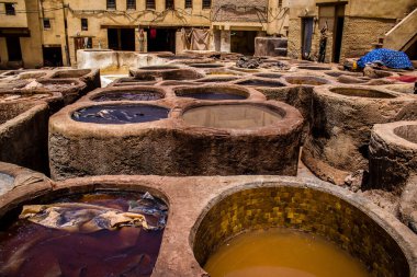 Fez, Fas - 13 Haziran 2022 Chouara Tannery, Chouara 'daki boya fıçıları Fez Medine' nin en ikonik manzaraları arasındadır. Eskiler 'in bronzlaşma ve boyama sanatı, içsel gerçekliğiyle.