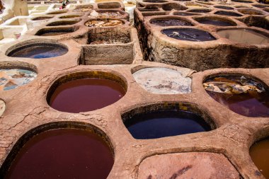 Fez, Fas - 13 Haziran 2022 Chouara Tannery, Chouara 'daki boya fıçıları Fez Medine' nin en ikonik manzaraları arasındadır. Eskiler 'in bronzlaşma ve boyama sanatı, içsel gerçekliğiyle.