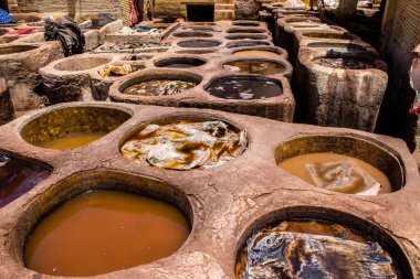 Fez, Fas - 13 Haziran 2022 Chouara Tannery, Chouara 'daki boya fıçıları Fez Medine' nin en ikonik manzaraları arasındadır. Eskiler 'in bronzlaşma ve boyama sanatı, içsel gerçekliğiyle.