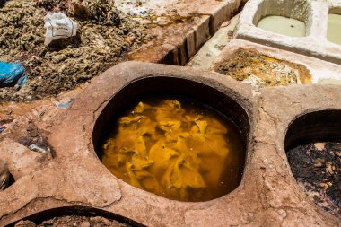 Fez, Fas - 13 Haziran 2022 Chouara Tannery, Chouara 'daki boya fıçıları Fez Medine' nin en ikonik manzaraları arasındadır. Eskiler 'in bronzlaşma ve boyama sanatı, içsel gerçekliğiyle.