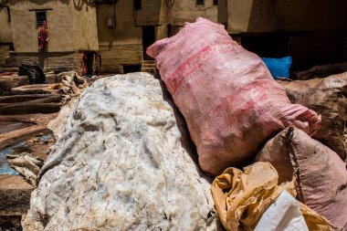 Fez, Fas - 13 Haziran 2022 Chouara Tannery, Chouara 'daki boya fıçıları Fez Medine' nin en ikonik manzaraları arasındadır. Eskiler 'in bronzlaşma ve boyama sanatı, içsel gerçekliğiyle.