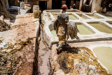 Fez, Fas - 13 Haziran 2022 Chouara Tannery, Chouara 'daki boya fıçıları Fez Medine' nin en ikonik manzaraları arasındadır. Eskiler 'in bronzlaşma ve boyama sanatı, içsel gerçekliğiyle.