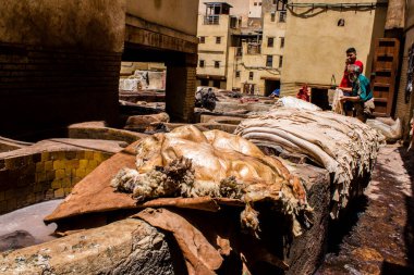 Fez, Fas - 13 Haziran 2022 Chouara Tannery, Chouara 'daki boya fıçıları Fez Medine' nin en ikonik manzaraları arasındadır. Eskiler 'in bronzlaşma ve boyama sanatı, içsel gerçekliğiyle.