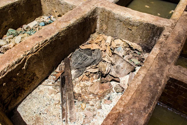 Fez, Fas - 13 Haziran 2022 Chouara Tannery, Chouara 'daki boya fıçıları Fez Medine' nin en ikonik manzaraları arasındadır. Eskiler 'in bronzlaşma ve boyama sanatı, içsel gerçekliğiyle.