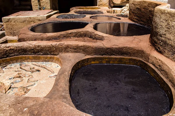 Fez, Fas - 13 Haziran 2022 Chouara Tannery, Chouara 'daki boya fıçıları Fez Medine' nin en ikonik manzaraları arasındadır. Eskiler 'in bronzlaşma ve boyama sanatı, içsel gerçekliğiyle.