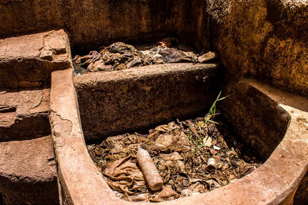 Fez, Fas - 13 Haziran 2022 Chouara Tannery, Chouara 'daki boya fıçıları Fez Medine' nin en ikonik manzaraları arasındadır. Eskiler 'in bronzlaşma ve boyama sanatı, içsel gerçekliğiyle.