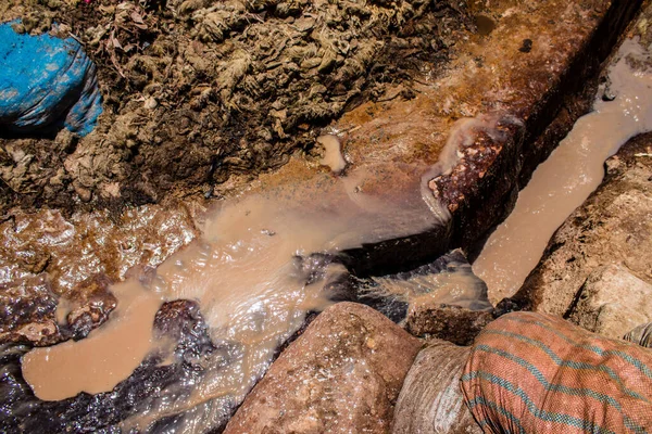 Fez, Fas - 13 Haziran 2022 Chouara Tannery, Chouara 'daki boya fıçıları Fez Medine' nin en ikonik manzaraları arasındadır. Eskiler 'in bronzlaşma ve boyama sanatı, içsel gerçekliğiyle.
