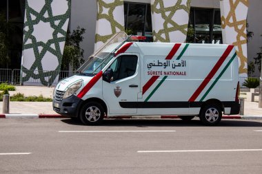 Fez, Fas - 14 Haziran 2022 Coronavirus salgını sırasında Fez sokaklarında devriye gezen polis arabası Fas 'ta maske takmak zorunludur.