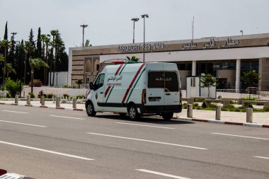 Fez, Fas - 14 Haziran 2022 Coronavirus salgını sırasında Fez sokaklarında devriye gezen polis arabası Fas 'ta maske takmak zorunludur.