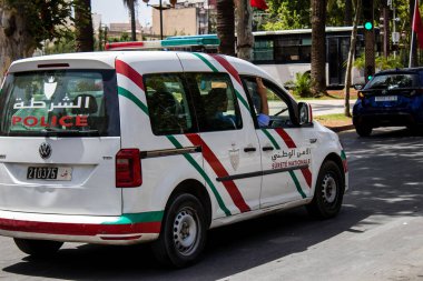 Fez, Fas - 14 Haziran 2022 Coronavirus salgını sırasında Fez sokaklarında devriye gezen polis arabası Fas 'ta maske takmak zorunludur.