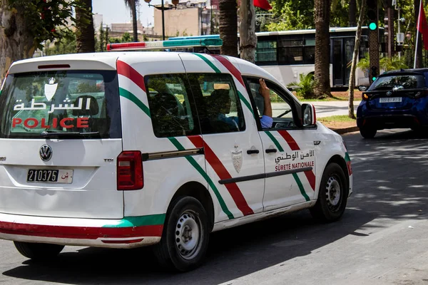 Fez, Fas - 14 Haziran 2022 Coronavirus salgını sırasında Fez sokaklarında devriye gezen polis arabası Fas 'ta maske takmak zorunludur.