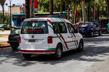 Fez, Fas - 14 Haziran 2022 Coronavirus salgını sırasında Fez sokaklarında devriye gezen polis arabası Fas 'ta maske takmak zorunludur.