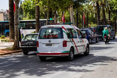 Fez, Fas - 14 Haziran 2022 Coronavirus salgını sırasında Fez sokaklarında devriye gezen polis arabası Fas 'ta maske takmak zorunludur.