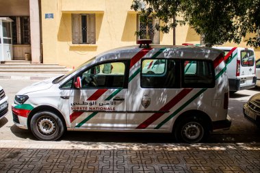 Fez, Fas - 14 Haziran 2022 Coronavirus salgını sırasında Fez sokaklarında devriye gezen polis arabası Fas 'ta maske takmak zorunludur.