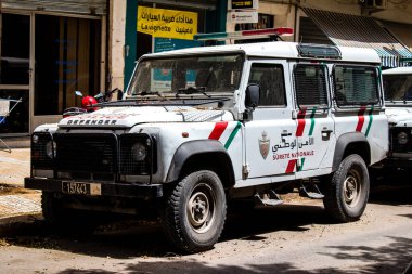 Fez, Fas - 14 Haziran 2022 Coronavirus salgını sırasında Fez sokaklarında devriye gezen polis arabası Fas 'ta maske takmak zorunludur.