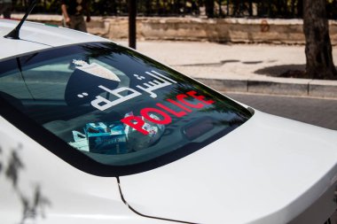 Fez, Fas - 14 Haziran 2022 Coronavirus salgını sırasında Fez sokaklarında devriye gezen polis arabası Fas 'ta maske takmak zorunludur.