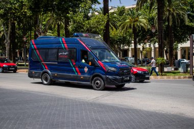 Fez, Fas - 14 Haziran 2022 Coronavirus salgını sırasında Fez sokaklarında devriye gezen polis arabası Fas 'ta maske takmak zorunludur.