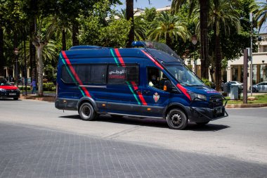 Fez, Fas - 14 Haziran 2022 Coronavirus salgını sırasında Fez sokaklarında devriye gezen polis arabası Fas 'ta maske takmak zorunludur.