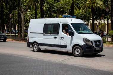 Fez, Fas - 14 Haziran 2022 Coronavirus salgını sırasında Fez sokaklarında devriye gezen polis arabası Fas 'ta maske takmak zorunludur.