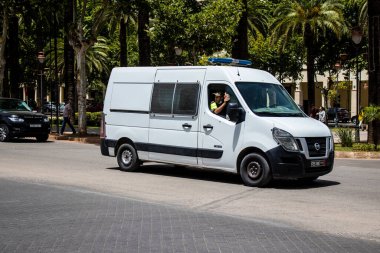 Fez, Fas - 14 Haziran 2022 Coronavirus salgını sırasında Fez sokaklarında devriye gezen polis arabası Fas 'ta maske takmak zorunludur.