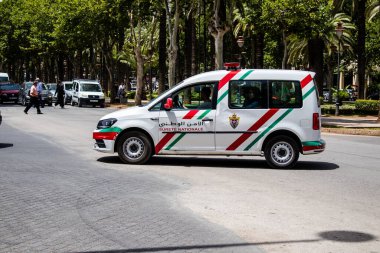 Fez, Fas - 14 Haziran 2022 Coronavirus salgını sırasında Fez sokaklarında devriye gezen polis arabası Fas 'ta maske takmak zorunludur.