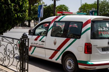Fez, Fas - 14 Haziran 2022 Coronavirus salgını sırasında Fez sokaklarında devriye gezen polis arabası Fas 'ta maske takmak zorunludur.