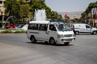 Fez, Fas - 14 Haziran 2022 Coronavirus salgını sırasında Fez sokaklarında devriye gezen polis arabası Fas 'ta maske takmak zorunludur.