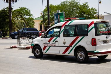 Fez, Fas - 14 Haziran 2022 Coronavirus salgını sırasında Fez sokaklarında devriye gezen polis arabası Fas 'ta maske takmak zorunludur.