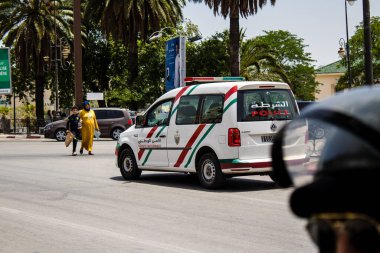 Fez, Fas - 14 Haziran 2022 Coronavirus salgını sırasında Fez sokaklarında devriye gezen polis arabası Fas 'ta maske takmak zorunludur.