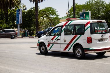 Fez, Fas - 14 Haziran 2022 Coronavirus salgını sırasında Fez sokaklarında devriye gezen polis arabası Fas 'ta maske takmak zorunludur.