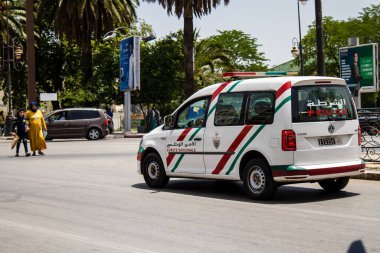 Fez, Fas - 14 Haziran 2022 Coronavirus salgını sırasında Fez sokaklarında devriye gezen polis arabası Fas 'ta maske takmak zorunludur.