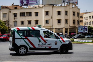 Fez, Fas - 14 Haziran 2022 Coronavirus salgını sırasında Fez sokaklarında devriye gezen polis arabası Fas 'ta maske takmak zorunludur.