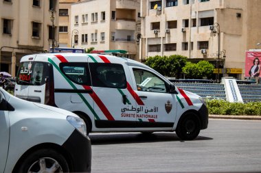 Fez, Fas - 14 Haziran 2022 Coronavirus salgını sırasında Fez sokaklarında devriye gezen polis arabası Fas 'ta maske takmak zorunludur.