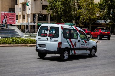 Fez, Fas - 14 Haziran 2022 Coronavirus salgını sırasında Fez sokaklarında devriye gezen polis arabası Fas 'ta maske takmak zorunludur.