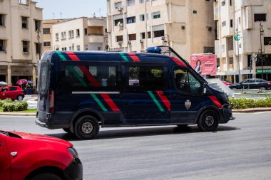 Fez, Fas - 14 Haziran 2022 Coronavirus salgını sırasında Fez sokaklarında devriye gezen polis arabası Fas 'ta maske takmak zorunludur.