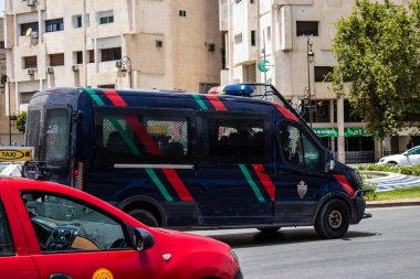 Fez, Fas - 14 Haziran 2022 Coronavirus salgını sırasında Fez sokaklarında devriye gezen polis arabası Fas 'ta maske takmak zorunludur.
