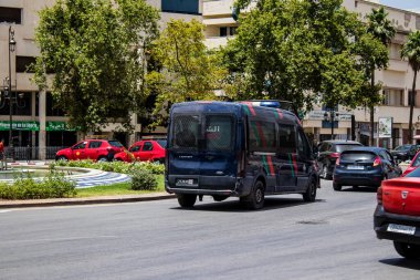 Fez, Fas - 14 Haziran 2022 Coronavirus salgını sırasında Fez sokaklarında devriye gezen polis arabası Fas 'ta maske takmak zorunludur.