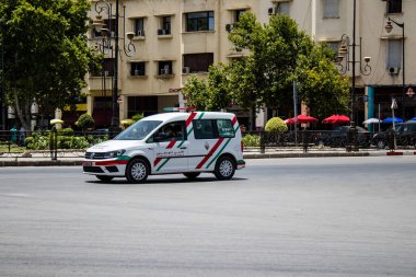 Fez, Fas - 14 Haziran 2022 Coronavirus salgını sırasında Fez sokaklarında devriye gezen polis arabası Fas 'ta maske takmak zorunludur.