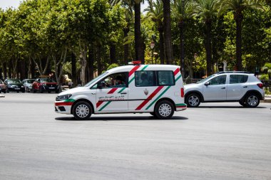 Fez, Fas - 14 Haziran 2022 Coronavirus salgını sırasında Fez sokaklarında devriye gezen polis arabası Fas 'ta maske takmak zorunludur.