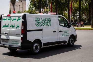 Fez, Fas - 14 Haziran 2022 Fas 'taki Coronavirus salgını sırasında Fez sokaklarından geçen ambulans