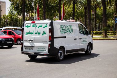 Fez, Fas - 14 Haziran 2022 Fas 'taki Coronavirus salgını sırasında Fez sokaklarından geçen ambulans