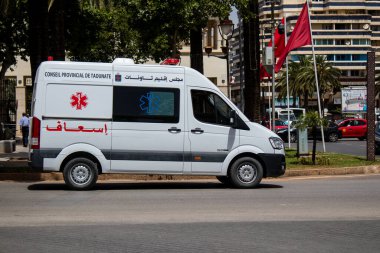 Fez, Fas - 14 Haziran 2022 Fas 'taki Coronavirus salgını sırasında Fez sokaklarından geçen ambulans